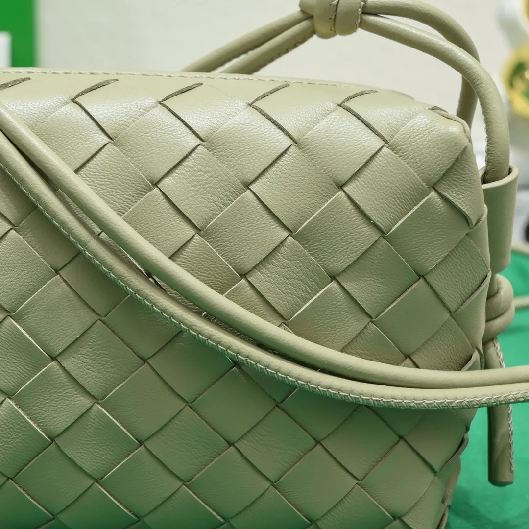 Batch 1160 B's new model is coming🔥Classic woven logo✅ The bag body is made of selected original sheepskin. The texture is soft and waxy. The simple square bag body is classic and versatile. The internal design is very practical. It has a large space and an adjustable iconic leather drawstring. It can be said to be both elegant and practical. The design is very simple and elegant. It has a kind of literary and retro style. Size model: 17*10*6cm, model number: 9896